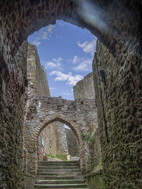 Mont Orgueil exterior has labarynthine stairways to get up and out – Author: Peter – CC BY 2.0