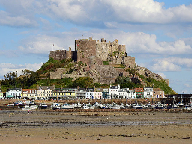 Mont Orgueil Castle dominates the view of Gorey Harbour, Jersey – Author: Darren Hillman – CC BY 2.0