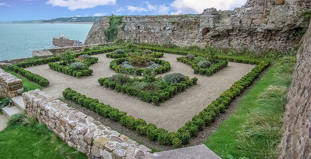 Mont Orgueil features manicured exterior gardens, 2007 – Author: Peter – CC BY 2.0