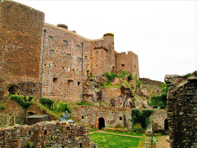 Mont Orgueil (Mount Pride) has a rugged and dramatic exterior – Author: INDIGO WOLFSBANE – CC BY 2.0