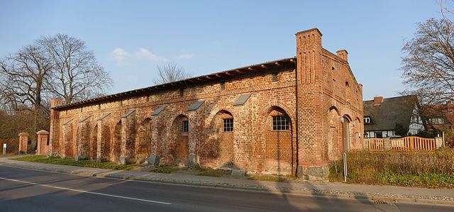 The south side of the former cloister barn now fronts onto the modern street. Author: Erell – CC BY-SA 3.0