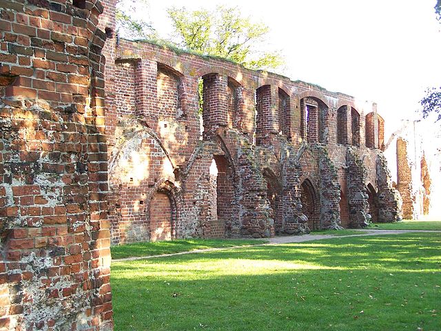 The cloister is now open to the sunlight.  Author: Ralf Houven – CC BY 3.0