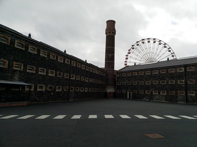 Part of the exercise yard. The prison housed both men and women, and even housed children.  Author: GrimsbyT CC BY-SA 4.0