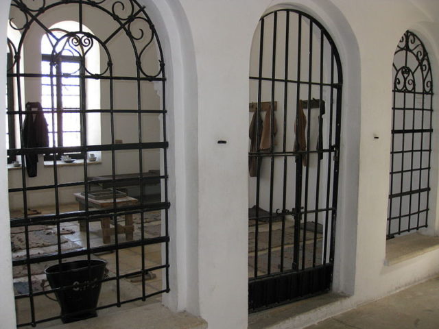 Part of the prison cells has been reconstructed to give a better idea of what it would have been like. Author: Deror avi – CC BY-SA 3.0