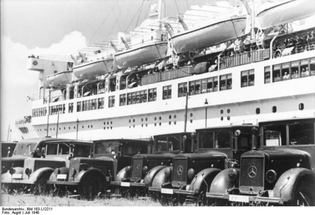 Photo of the ship and some of the lifeboats. Author: Bundesarchiv, Bild – CC BY-SA 3.0 de