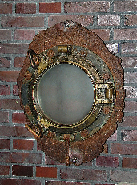 A salvaged porthole window from Wilhelm Gustloff. Author: Darkone – CC BY-SA 2.5