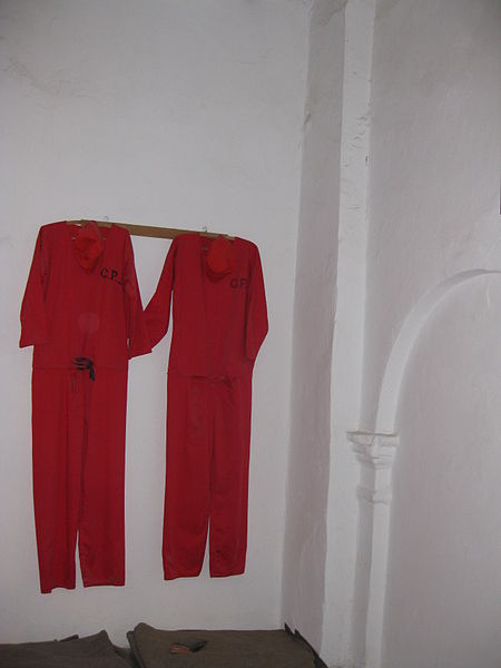 The museum shows uniforms worn by the prisoners sentenced to death row. Deror avi – CC BY-SA 3.0