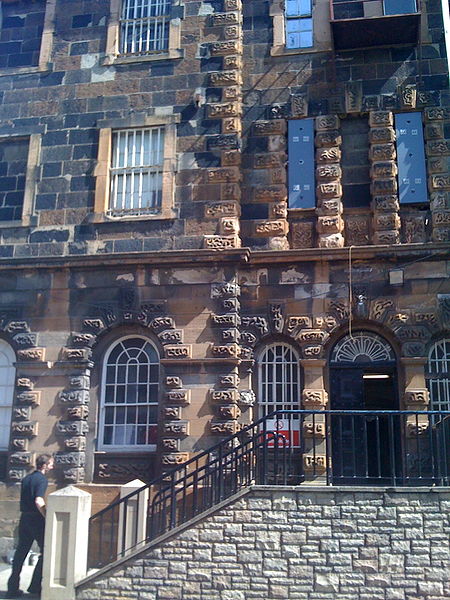 The front entrance today is still imposing. Author: Agadant CC BY-SA 3.0