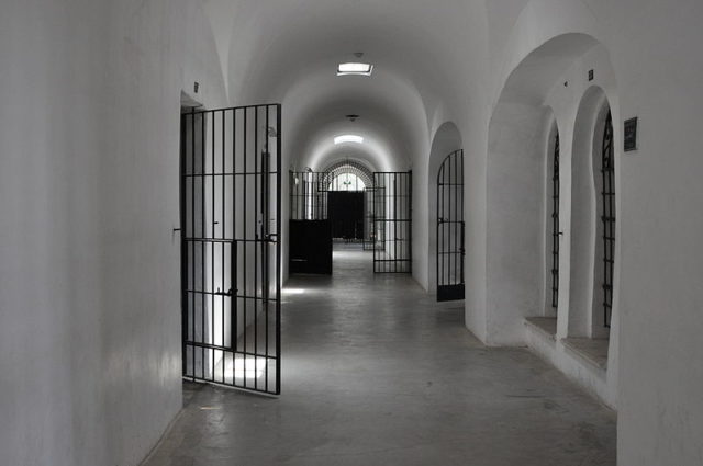The prison had long corridors and prison cells. Author: Yoad Shiran – CC BY-SA 3.0
