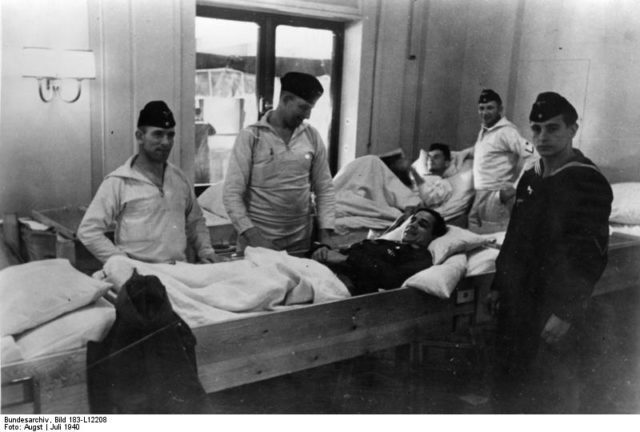 Wounded German soldiers. Author: Bundesarchiv, Bild – CC BY-SA 3.0 de