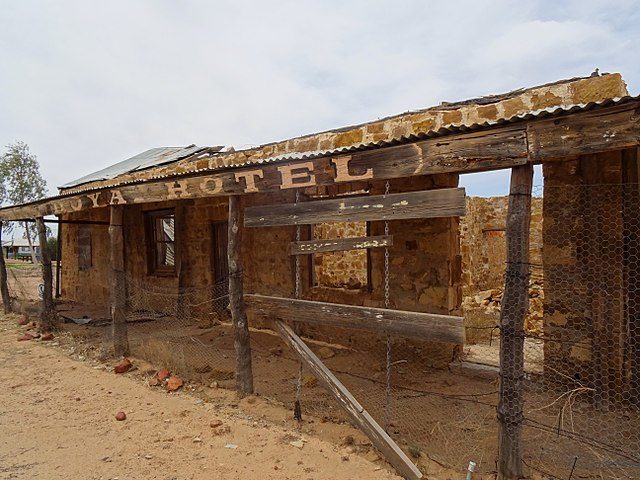 The abandoned former Royal Hotel ruins at Birdsville, Queensland, show what can hppen to abandoned buildings – Author: Ian Cochrane – CC BY 2.0