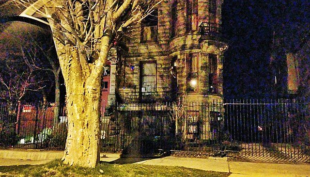 Franklin castle looks creepy at night – Author: Liveedges – CC BY-SA 3.0