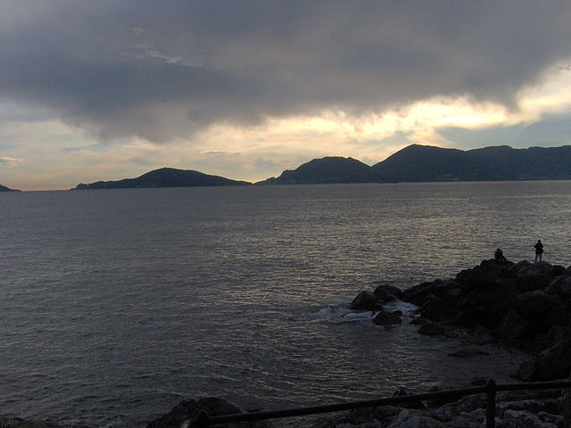 The Gulf of Poets as seen from the small fishing village of Tellaro/ Author: William Domenichini – CC BY-SA 3.0