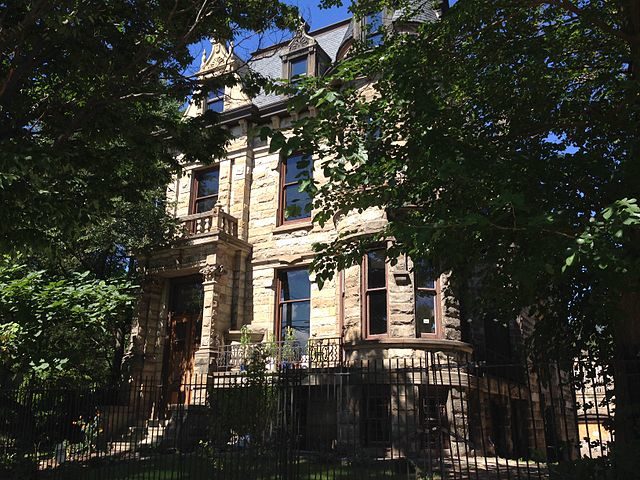 Franklin Castle is eerie-looking from the front, even on a bright day – Author: Cricchetti – CC BY-SA 3.0