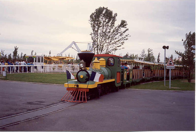 Back in its heyday, the Mirapolis Express mini-train ran in the park – Author: TGV617 CC BY-SA 3.0