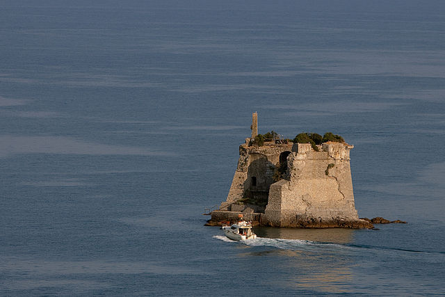 Severely destroyed during a naval battle between the British and the French at the beginning of the 19th century/ Author: Alessandro – CC BY 2.0