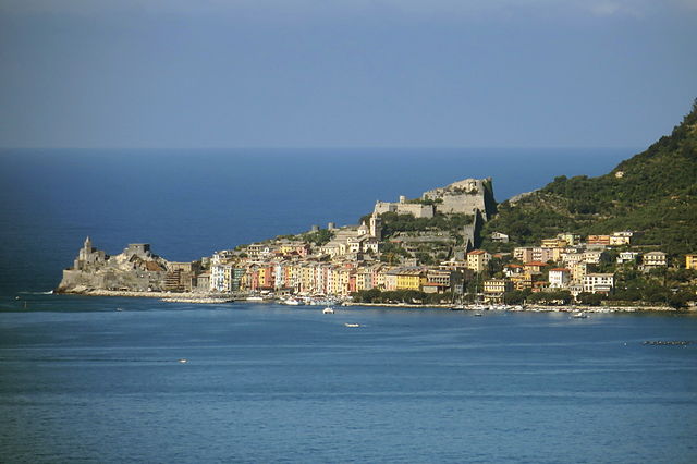 A panoramic view of Porto Venere as seen from Lerici/ Author: Aconcagua – CC BY-SA 3.0