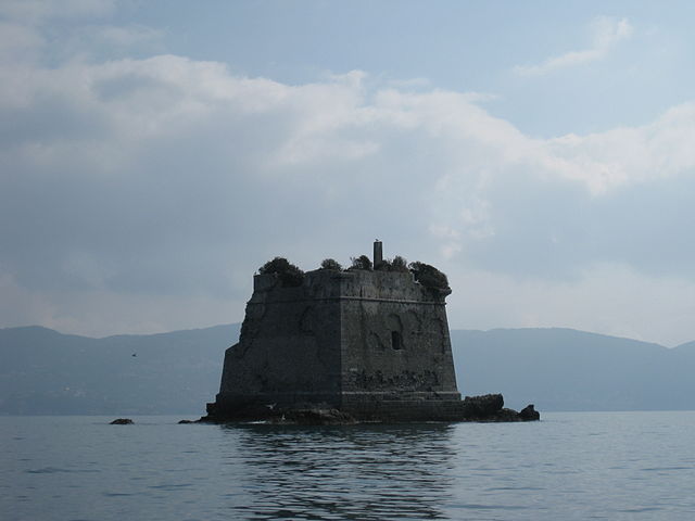 The ruined tower is literally rising from the sea/ Author: Brianza2008 – CC BY-SA 3.0