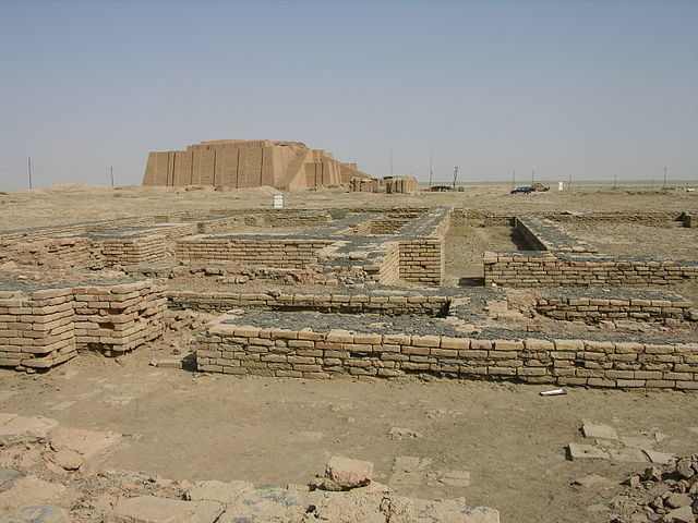 The Ziggurat of Ur towers over the Ruins of the Town of Ur- Author: M.Lubinski from Iraq, USA. – Author: CC BY-SA 2.0