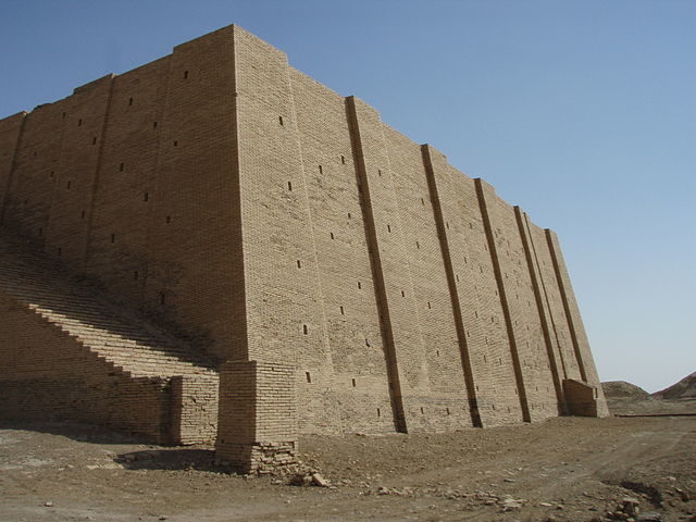 The side view of the Ziggurat gives a feel for the sheer scale of the structue – Author: Kaufingdude – CC BY-SA 3.0