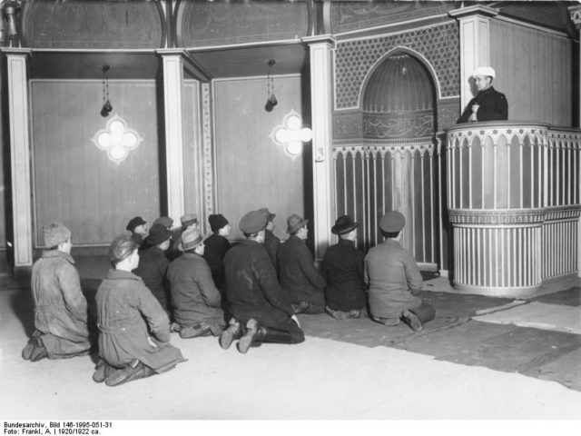 The inside of the Mosque was ornate and spacious. Author: Frankl, A. CC BY-SA 3.0 de