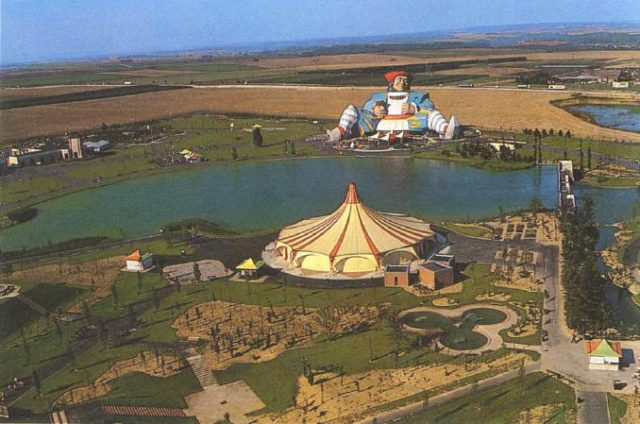 Mirapolis in Val-d’Oise, France, as seen from the sky in 1987. The huge great Gargantua sculpture at the back – Author: TGV617 CC BY-SA 3.0