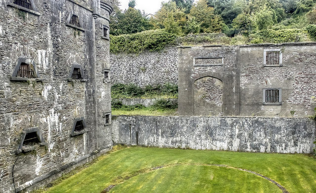 The courtyard of the abandoned jail has seen some sights, but now it’s open to the elements. Author: psyberartist CC BY 2.0