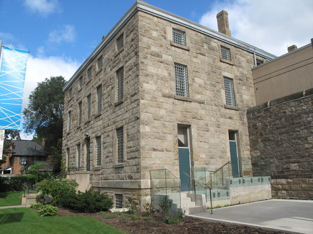 A side view of the jail shows the older looking part. Author: Brian Peiris CC BY-SA 3.0