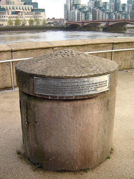The bollard that survived now bears a plaque. Author: Tarquin Binary – CC BY-SA 2.5