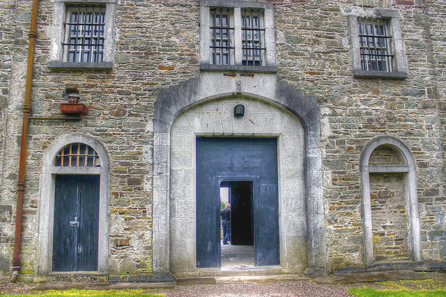 The entrance to one of the buildings displays the architectural quality of the building. Author: psyberartist CC BY 2.0