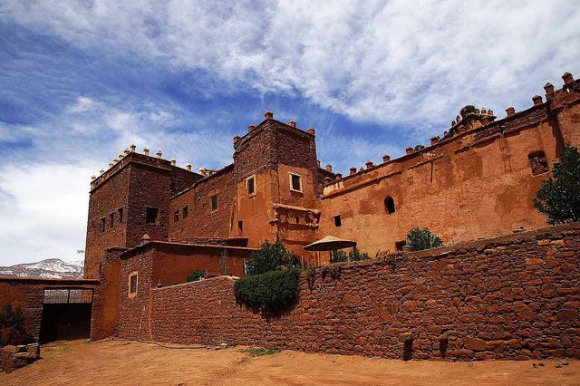 Lift to decay. Outside walls of Telouet Kasbah – Author: Heribert Bechen .. max. 17.000 visits per day – Flickr – 0365_marokko_31.03.2014 CC BY 2.0