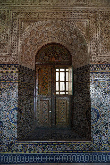 One of the entrances to the main building in Telouet Kasbah – Author: Heribert Bechen .. max. 17.000 visits per day – Flickr – 0331_marokko_31.03.2014 CC BY 2.0