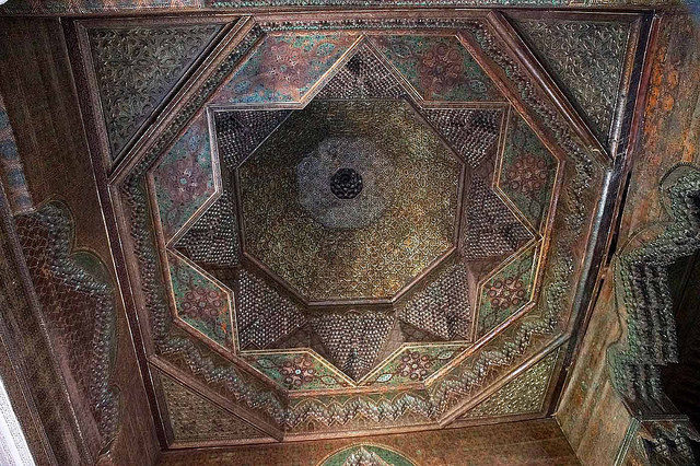 One of the many decorated ceilings inside Telouet Kasbah – Author: Heribert Bechen .. max. 17.000 visits per day – Flickr – 0327_marokko_31.03.2014 CC BY 2.0