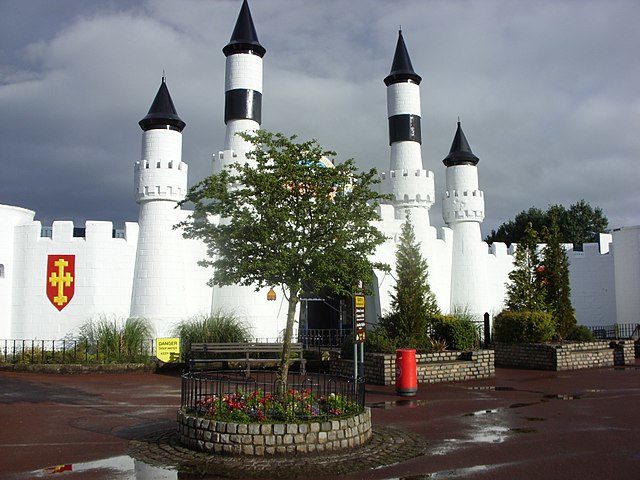 The entrance to the castle, main square, Camelot – Author: JKinson – CC0