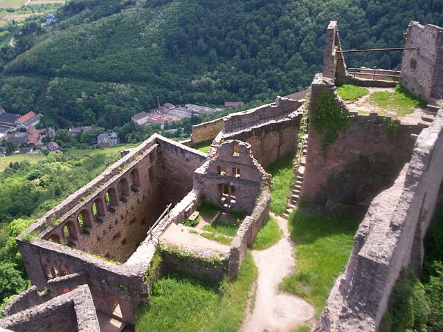 An overall view from the keep – Author: Dsch67 – CC BY-SA 2.5