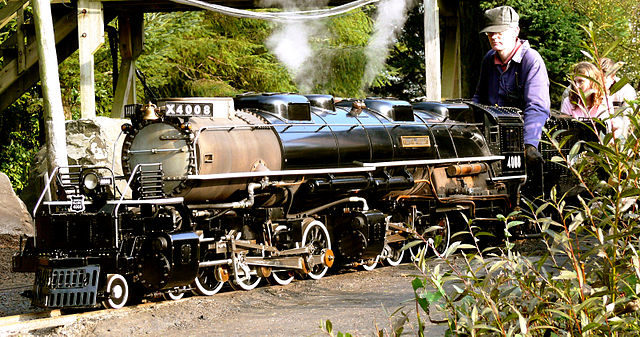 Locomotive 4008 preparing to depart from the base station – Author: Flying Stag – CC BY-SA 3.0