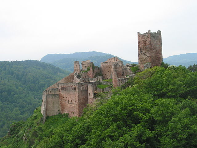 Château de Saint-Ulrich as seen from the neighboring Château du Girsberg – Author: Haretuerk – CC BY-SA 2.5