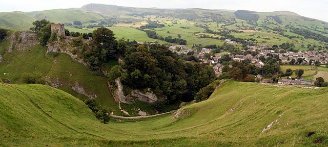 The castle stands above the village – Author: Steven Newton – CC BY 2.0