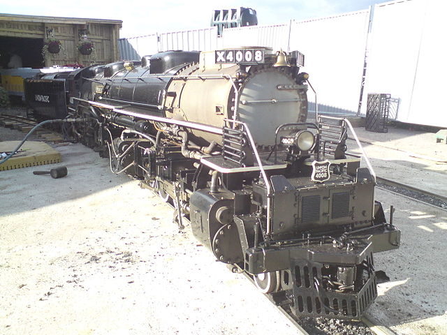 Big Boy UP4008 “William Jeffers” stands outside the main station undergoing a pressure air test, she is over 21′ long and weighs in at more than 2 tons – Author: Cheekylittlemonkey81 – CC BY-SA 3.0