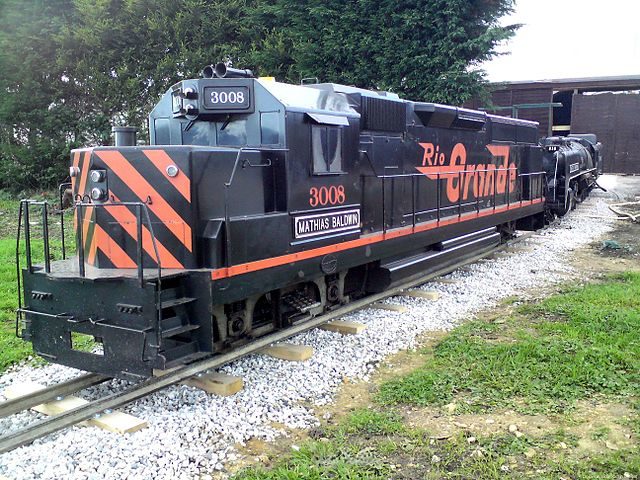 EMD GP 35 3008 “Mathias Baldwin” standing in front of 838 “Queen of Nebraska” – Author: Cheekylittlemonkey81 – CC BY-SA 3.0