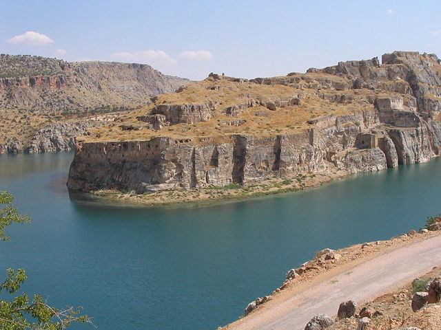 The ruins of Rumkale on the river Euphrates near Gaziantep, southeastern Turkey – Author: Klaus-Peter Simon CC BY 3.0