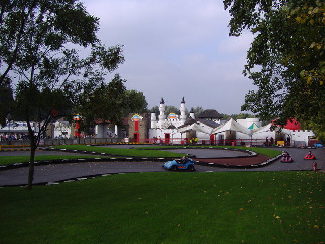 Camelot Theme Park Entrance & Go Kart Track – Author: Ann Cook – CC BY-SA 2.0