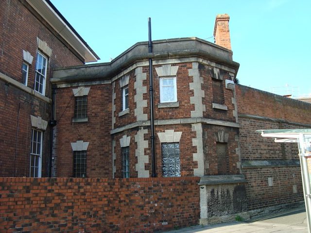 Close view of the HM Prison facade at the corner of Barbican Road. Author: bazzadarambler – CC BY 2.0