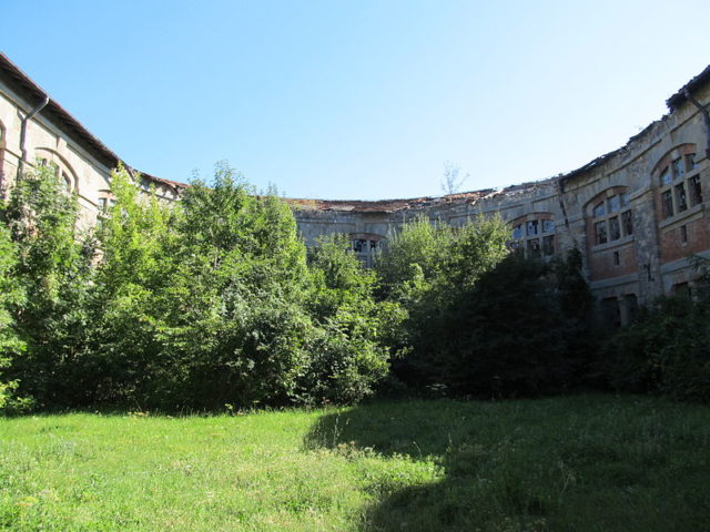 Part of the courtyard. Author: Constantin Onu CC BY-SA 3.0 ro