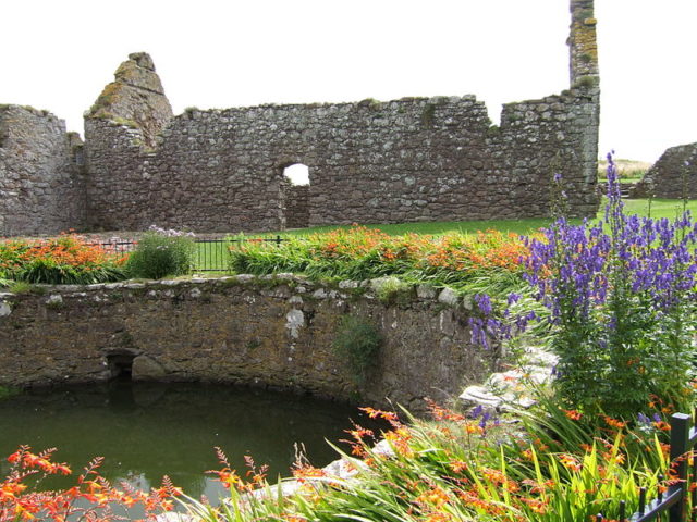 Photo of the ancient cistern and chapel. Author: William Marnoch – CC BY 2.0