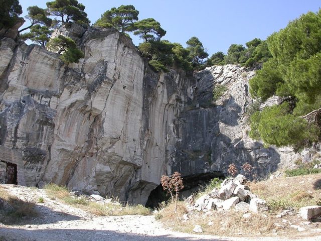 The entrance to the cave. Author: Stepanps CC BY-SA 4.0