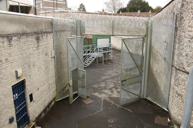 The prison gates. Author: Rodw CC BY-SA 4.0
