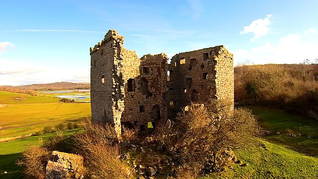 A view of the collapsed wall and some of the exposed internal structure of the tower. Silverdale Moss is visible in the background – Author: User:Anglovirtual – CC BY-SA 3.0