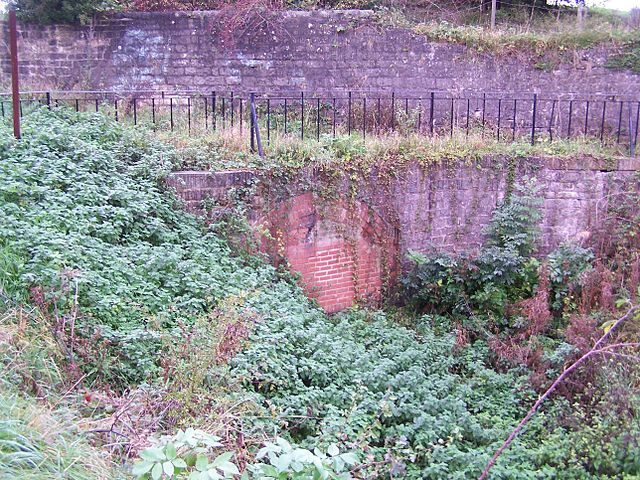 The eastern portal of the Norwood Tunnel, now blocked – Author: Tina Cordon CC BY-SA 3.0