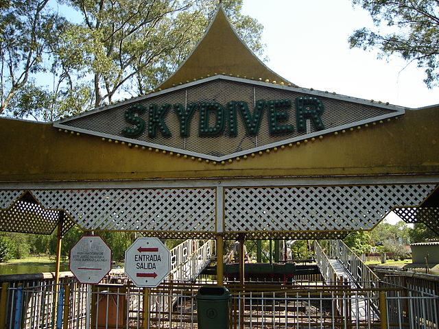 Gates to the former Skydiver ride – Author: Mauricio Genta – CC BY-SA 2.0